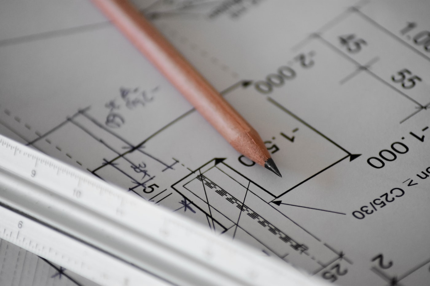 En una reforma integral, tocar muros de carga o la distribución obliga a contar con un arquitecto y un proyecto visado.