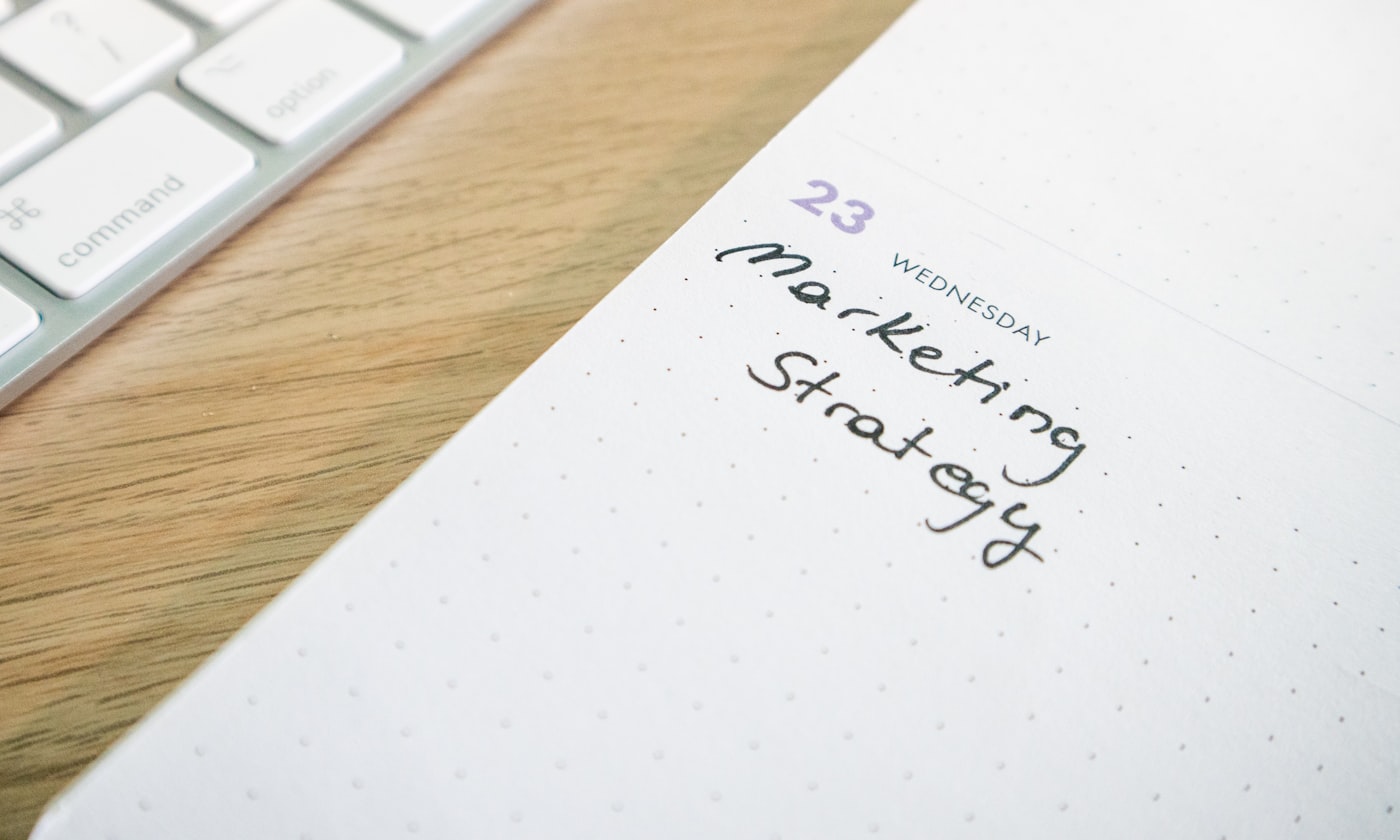 El calendario editorial transforma la estrategia en una costumbre semanal sostenible.