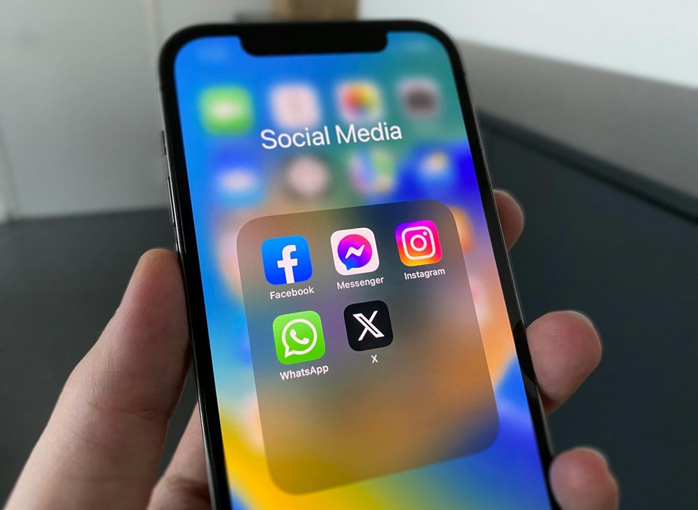 Graba una vez y reutiliza: el mismo vídeo vertical vale para TikTok, Reels y Shorts.